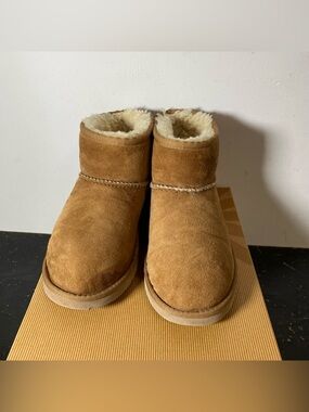 Size 4 - Ugg Classic Mini